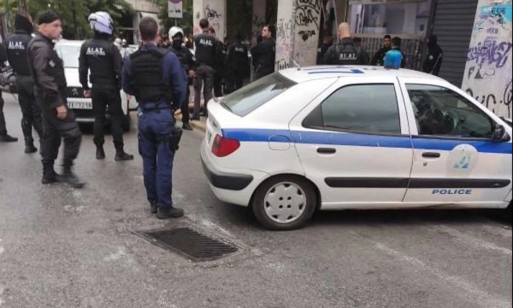 ΕΚΤΑΚΤΟ: Πανικός στο κέντρο της Αθήνας: Αυτοκίνητο έπεσε σε μηχανές της ΔΙ.ΑΣ - Πυροβολισμοί από τον αστυνομικό